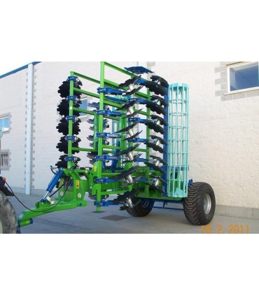 Equipo de labor arrastrado con tripuntal trasero